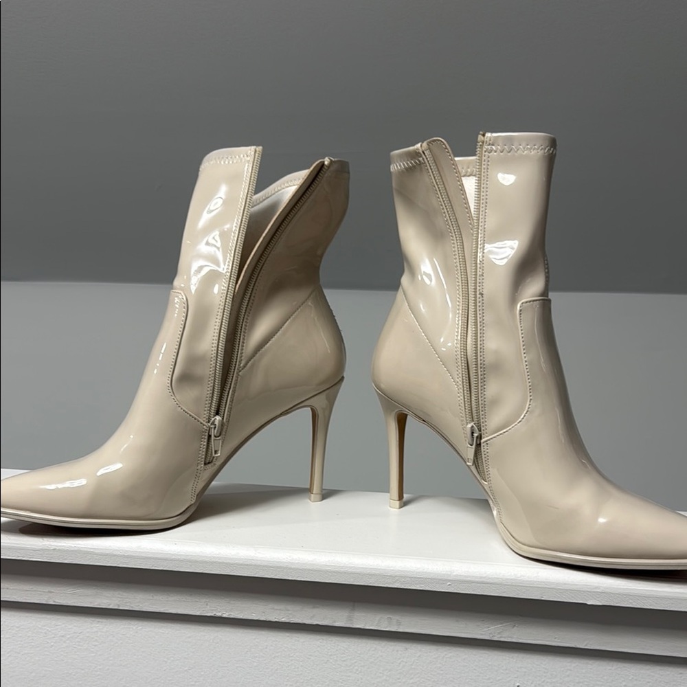 Elegant Cream Steve Madden 9.5 Ankle Patent Boots - Picture 4 of 6